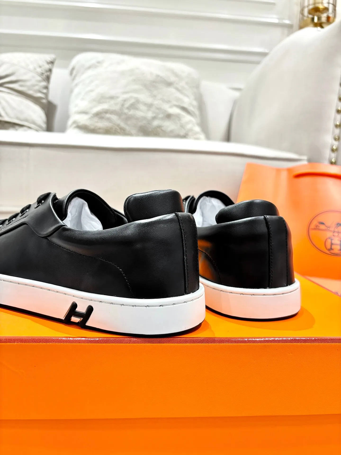 👟👟Ex-factory price 640👟👟 Men's model ➕10 Hermes·Hermès 2025ss new Lucky series men's leather loafers casual sports shoes for women Top version 🔝Original purchase, development and production👍🏻 This Hermès sports shoe is made of calfskin and suede goatskin, with iconic "H" details on the side, creating a dynamic and fashionable style. 💘 💜Material: original imported first-layer cowhide 💛Inner lining: original customized soft sheepskin 💚Sole: original molded non-slip TPU outsole ❤️Sole thickness: about 2.5cm 🤍Number of yards: 35-45👣 (40 for women and 45 for men, custom-made and non-refundable